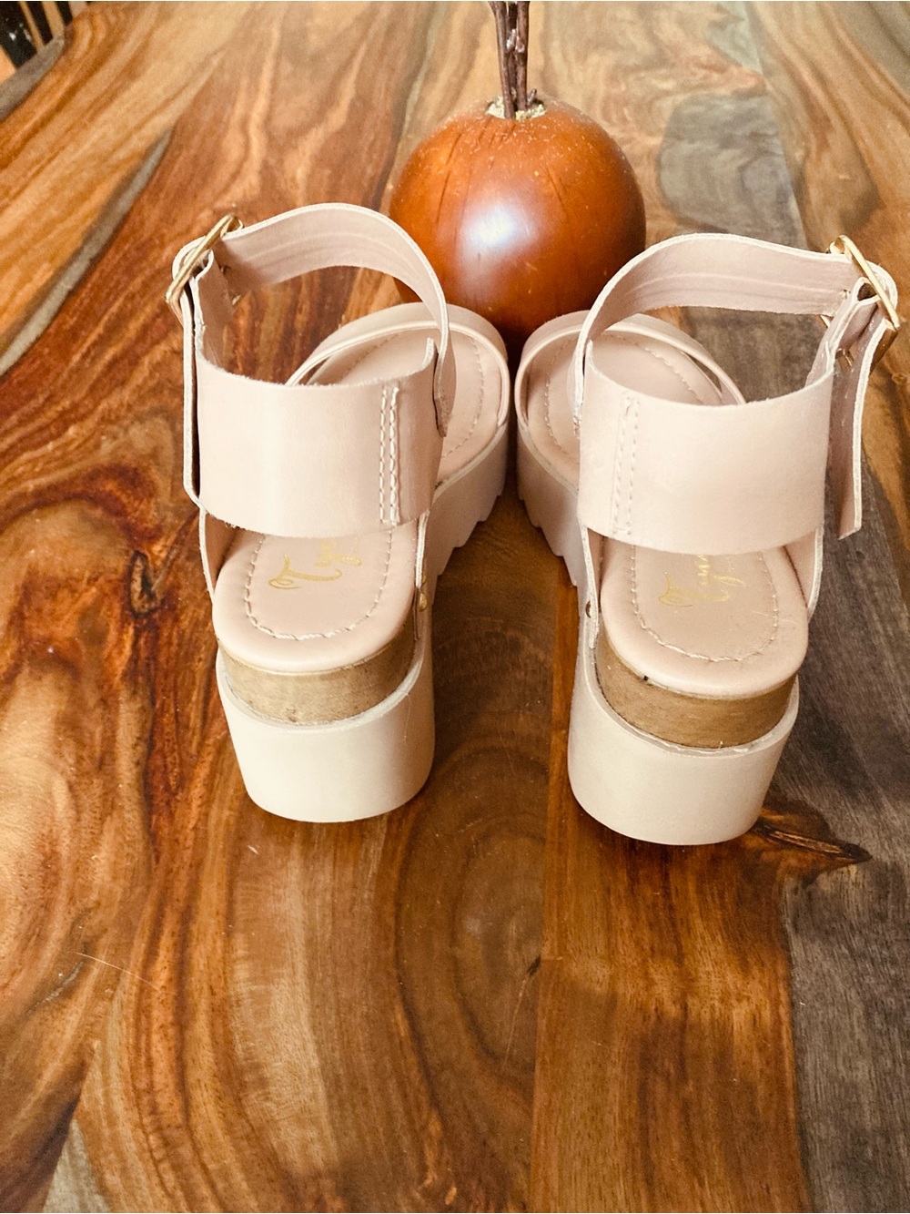 Tyche platform sandals in 💯 leather…made in Brazil. - Picture 3 of 6